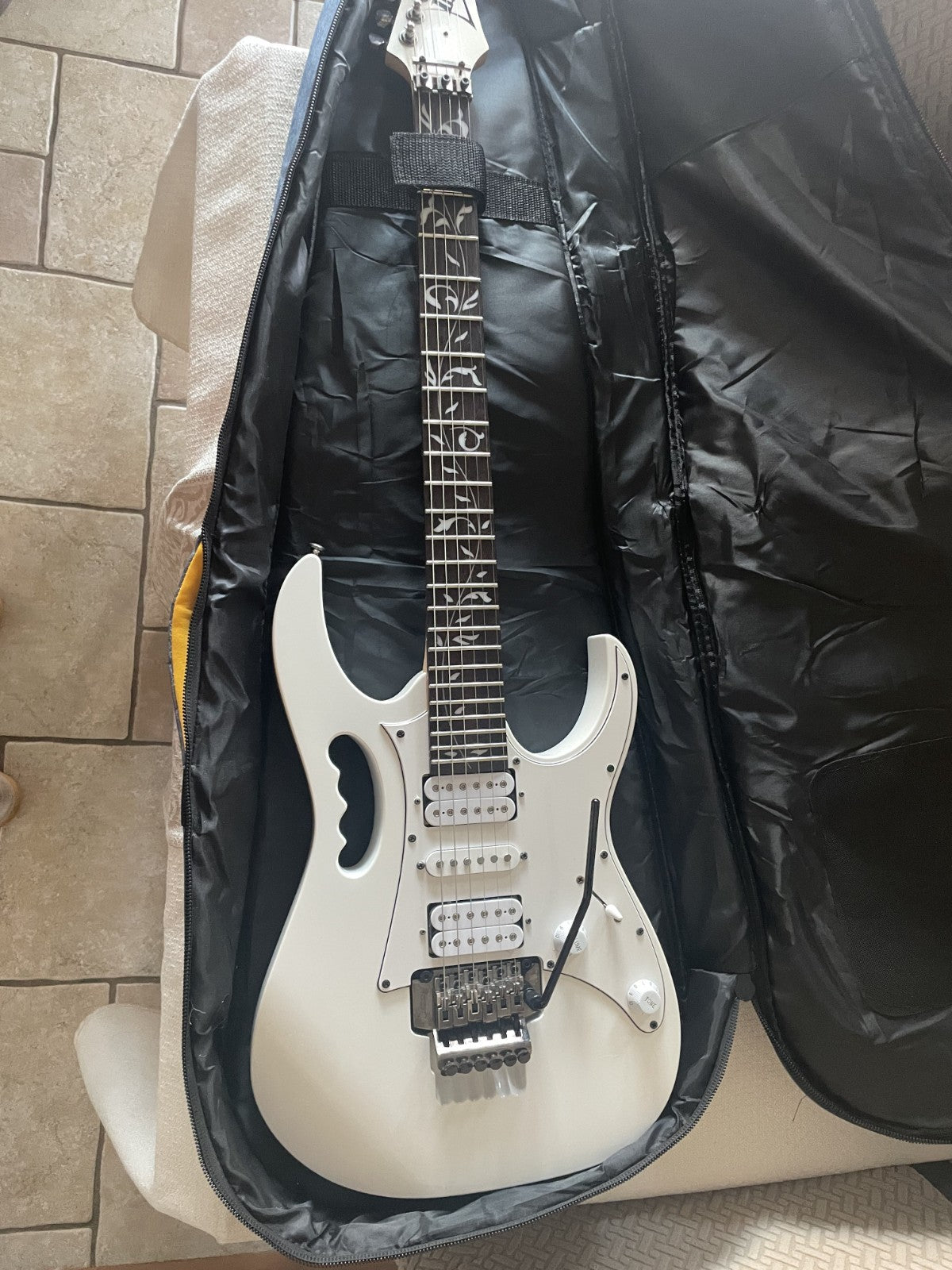 Ibanez JEM Junior Steve Vai White JEMJR Near Mint + Gig Bag & Whammy Bar